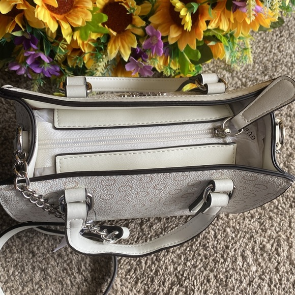 NWT white guess crossbody purse - Picture 3 of 11